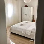Dora *