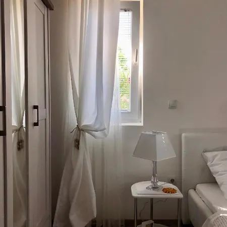 Dora - Mediterranean Family House For 9 With Private Garden, Bbq, Sea View And Private Parking For 4 Cars Pag Town