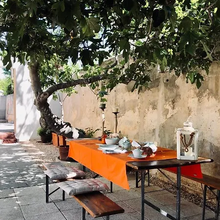 Nyaraló Dora - Mediterranean Family House For 9 With Private Garden, Bbq, Sea View And Private Parking For 4 Cars Pag Town