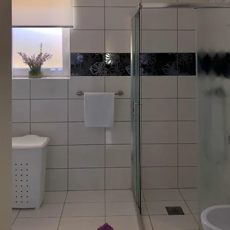 Feriehus Dora - Mediterranean Family House For 9 With Private Garden, Bbq, Sea View And Private Parking For 4 Cars Pag Town